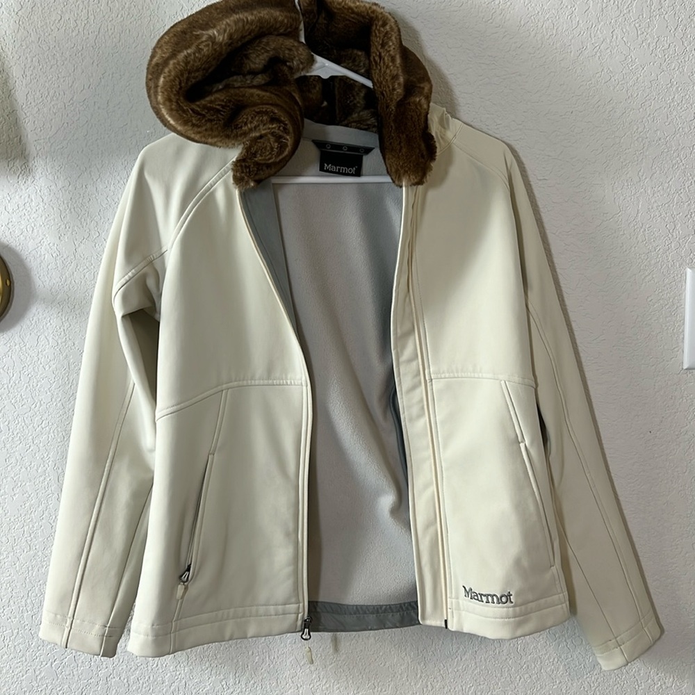Marmot women’s jacket w fur hood